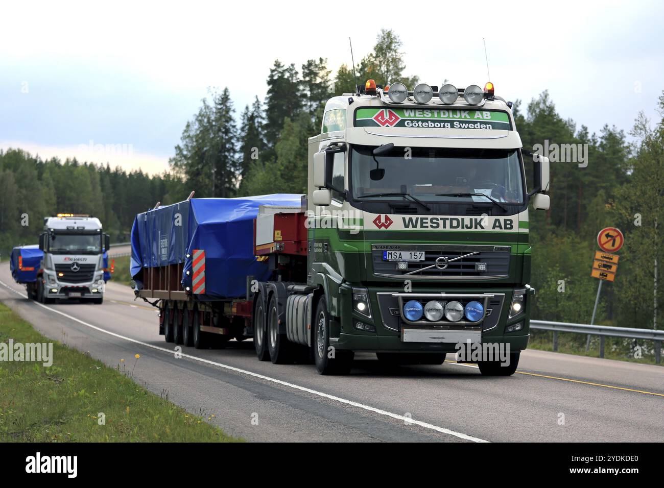 JAMSA, FINLANDE, 1er SEPTEMBRE 2016 : le semi-camion Volvo FH de Westdijk AB transporte des objets industriels surdimensionnés en convoi avec d'autres véhicules de transport routier à charge large Banque D'Images