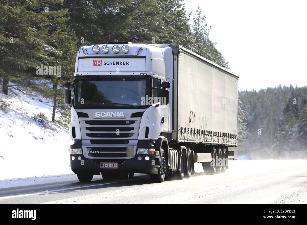 SALO, FINLANDE, 25 FÉVRIER 2017 : White Scania R420 semi de RKM Kuljetus Oy transporte une remorque de rideau sur l'autoroute d'hiver avec de la poussière de neige Banque D'Images