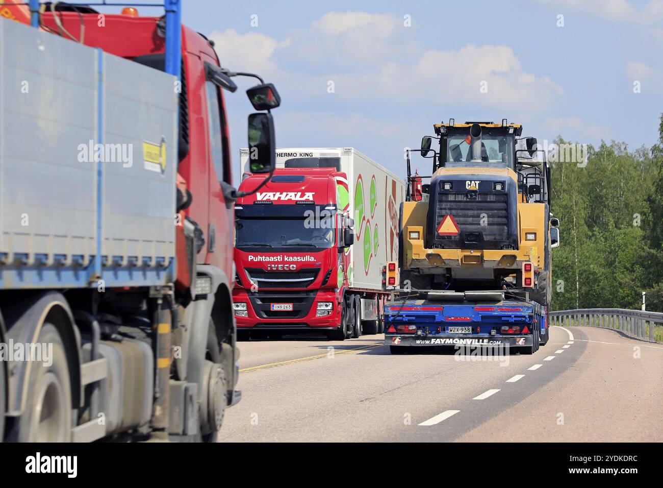 Mikkeli, Finlande. Le 6 juin 2019. Transport de marchandises par route avec semi-remorque Cat transport réfrigéré, chargeur sur roues de camion de transport et chariot avec cran Banque D'Images