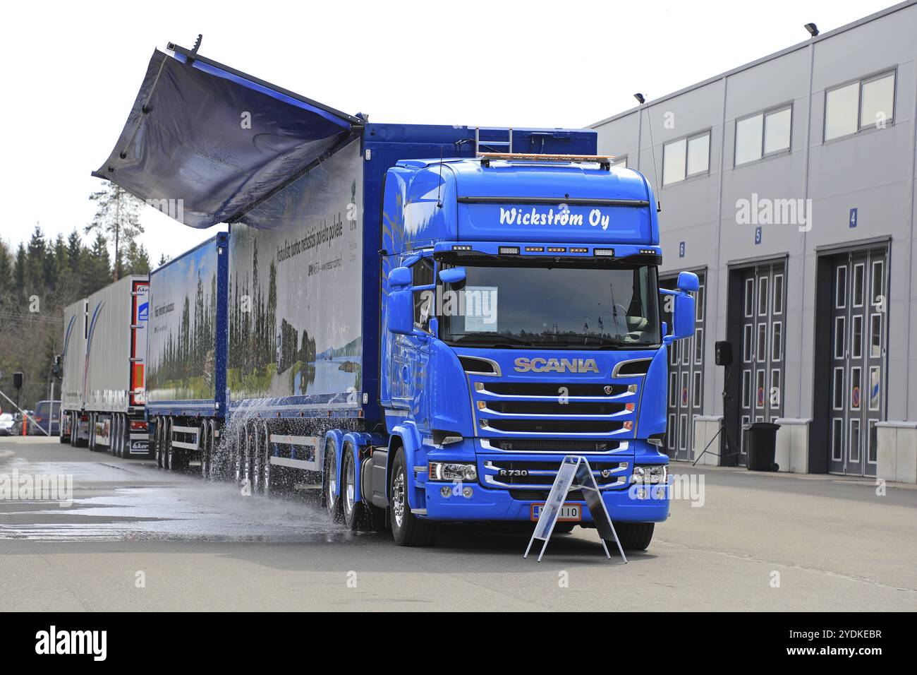 LAUKAA, FINLANDE, 19 MAI 2017 : un chauffeur lève le toit de la remorque du camion de copeaux de bois SCANIA R730 pour déverser l'eau recueillie pendant la pluie Banque D'Images