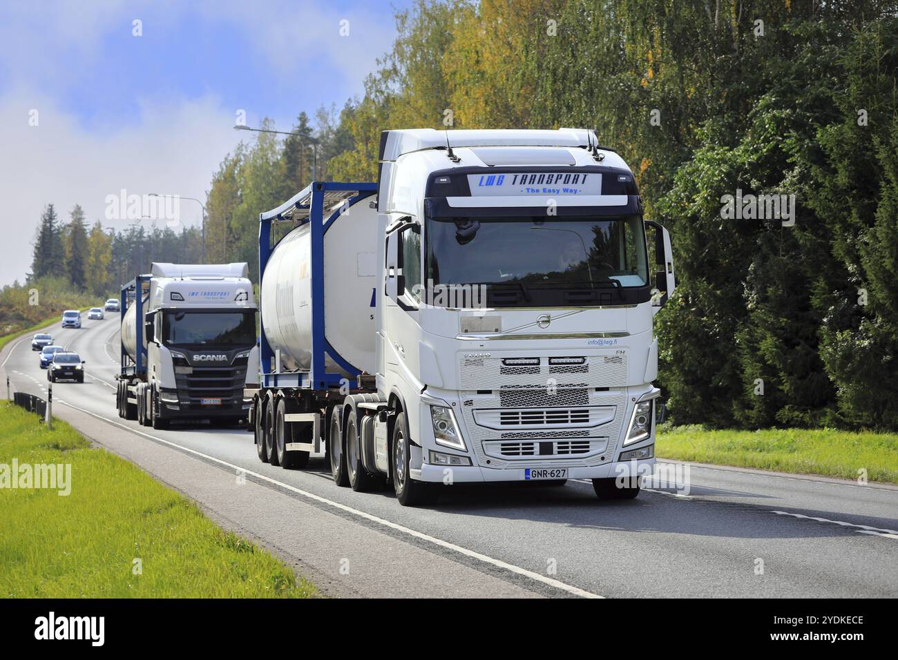 Camions blancs Volvo FH et Scania de LWG transport Oy transportant des conteneurs-citernes Bruhn Spedition le long de l'autoroute. Raasepori, Finlande. 22 septembre 2023 Banque D'Images