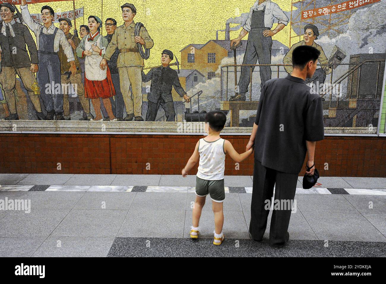 09.08.2012, Pyongyang, Corée du Nord, Asie, Un père attend avec son fils sur le quai d'une station de métro à Pyongyang. En arrière-plan, vous pouvez Banque D'Images