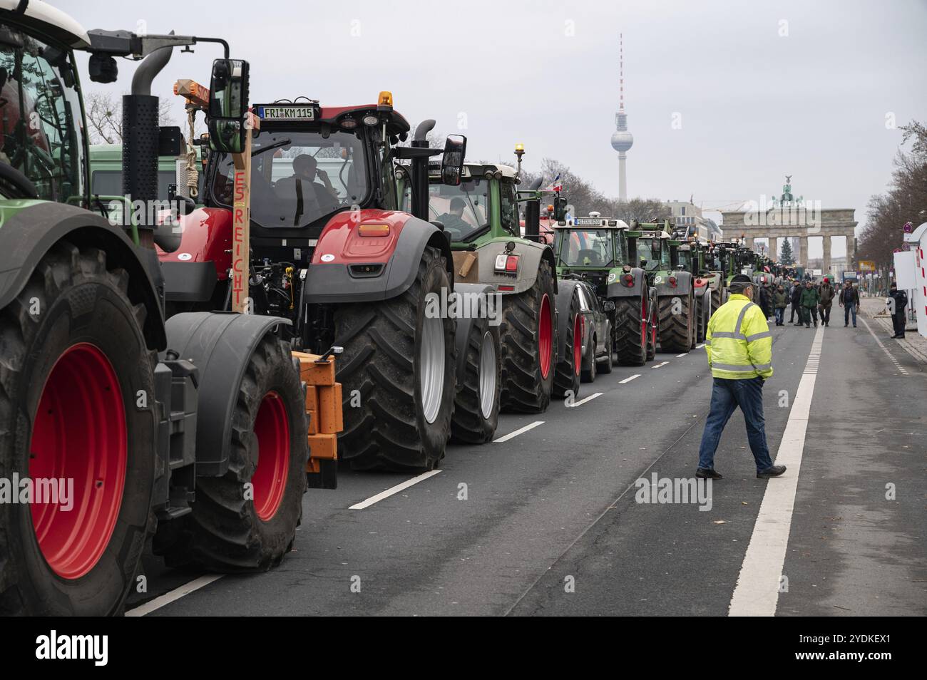 18.12.2023, Berlin, Allemagne, Europe, plusieurs milliers de fermiers manifestent avec leurs tracteurs devant le Tor Tor de Brandebourg dans la capitale à nouveau Banque D'Images