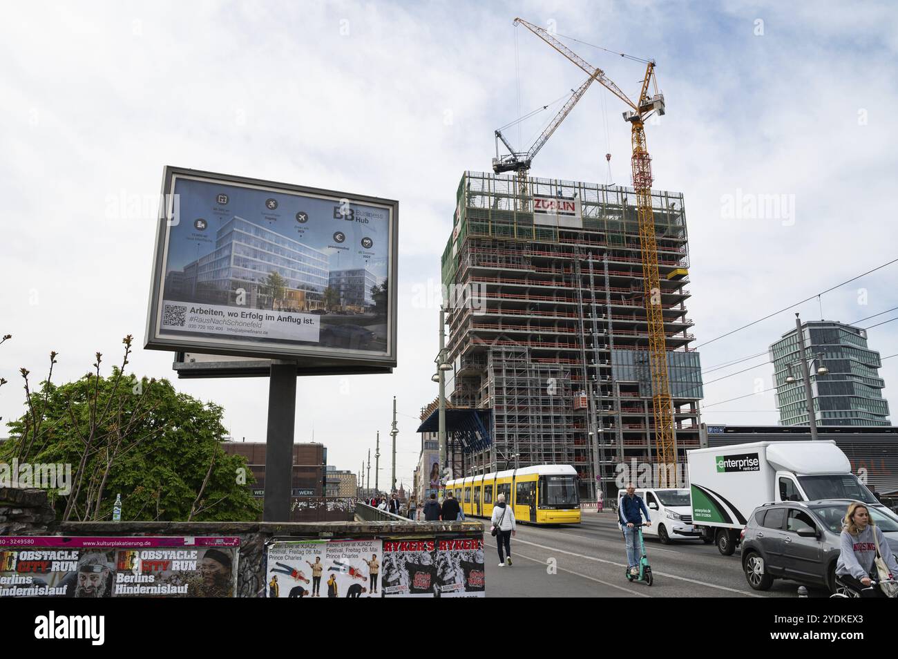 30.04.2022, Berlin, Allemagne, Europe grues de construction-grues de construction sur le chantier de construction de la tour EDGE East Side en construction al Banque D'Images