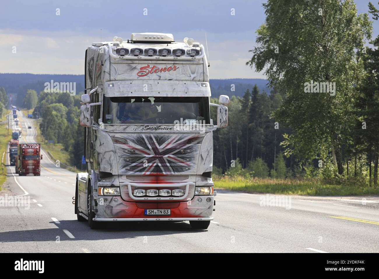 IKAALINEN, FINLANDE, 10 AOÛT 2017 : le tracteur routier Fine Scania R480 Rolling Stones participe au convoi de camions pour le Power Truck Show 2017 Banque D'Images