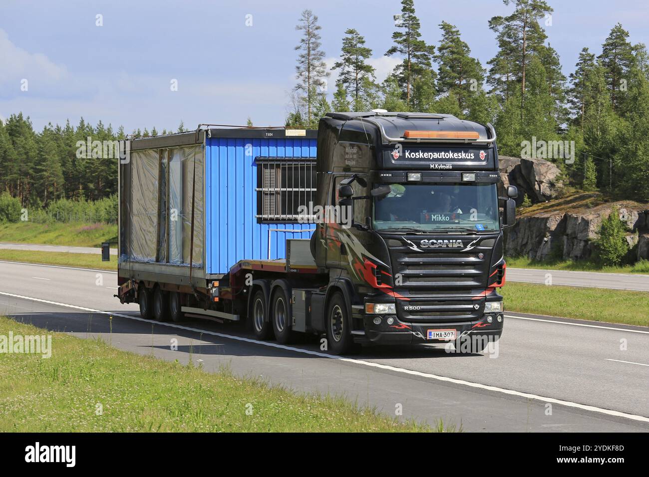 PAIMIO, FINLANDE, 1er JUILLET 2016 : le camion SCANIA R500 transporte une cabine portable le long de l'autoroute en été. Les cabines portatives sont souvent utilisées comme temporaires de Banque D'Images