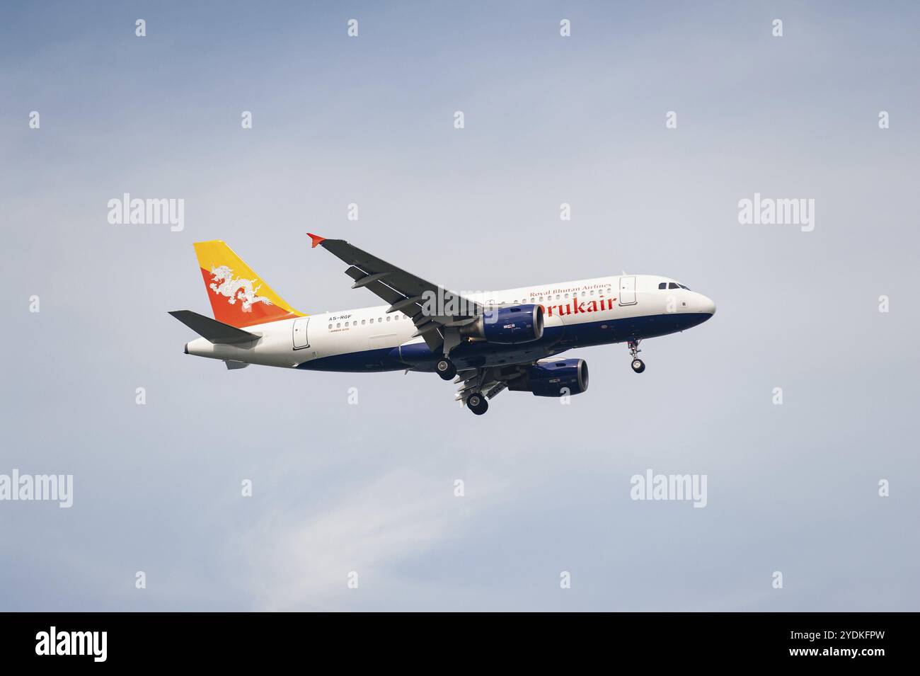 15.07.2023, Singapour, République de Singapour, Asie, Un aéronef de passagers de la compagnie Drukair Royal Bhutan Airlines de type Airbus A319-100 immatriculé A5-RG Banque D'Images