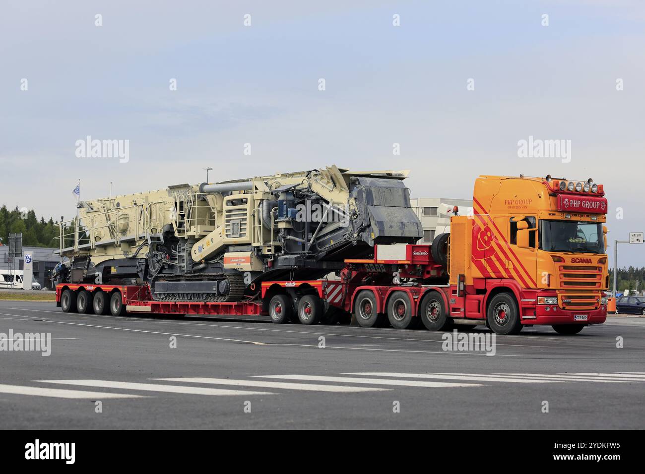 Le camion SCANIA G580 de PHP Group Oy transporte l'usine mobile de concassage et de criblage Lokotrack LT330D sur la remorque Noteboom. Forssa, Finlande, 9 août 2018, EUR Banque D'Images