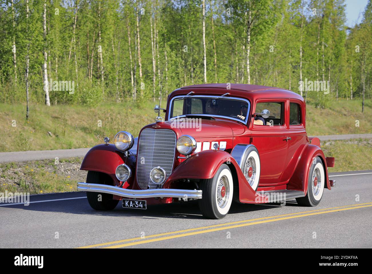 Salo, Finlande. 18 mai 2019. Belle voiture classique Lincoln KA rouge, probablement 1934, sur salon Maisema Cruising 2019 Banque D'Images