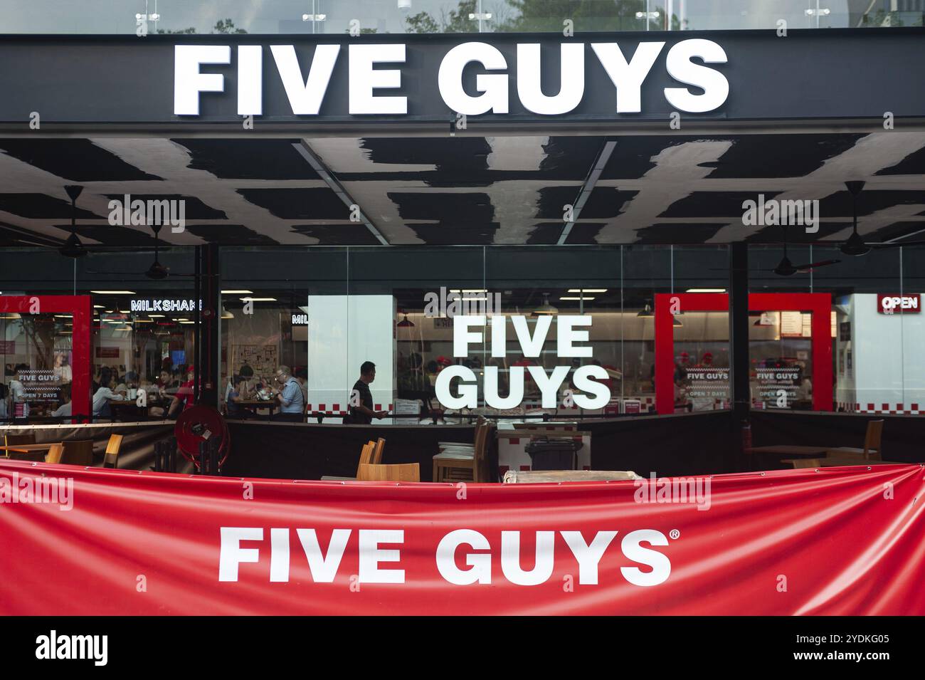 12.03.2020, Singapour, République de Singapour, Asie, vue extérieure du premier fast food Five Guys de la chaîne de hamburgers américaine sur la Plaz Banque D'Images