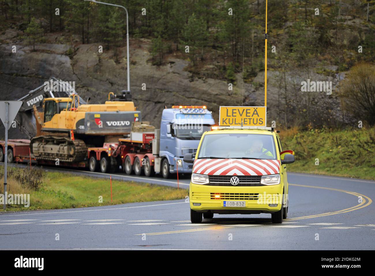 Véhicule pilote assistant la semi-remorque Volvo FH avec le transport de charge surdimensionnée de la pelle sur chenilles Volvo EC700CL. Forssa, Finlande. 30 octobre 2020 Banque D'Images