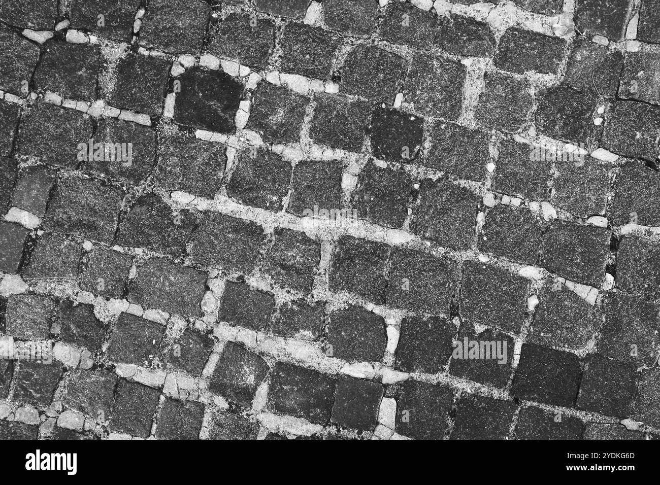 Fragment d'une ancienne route pavée de pierres grises, vue d'en haut. Banque D'Images