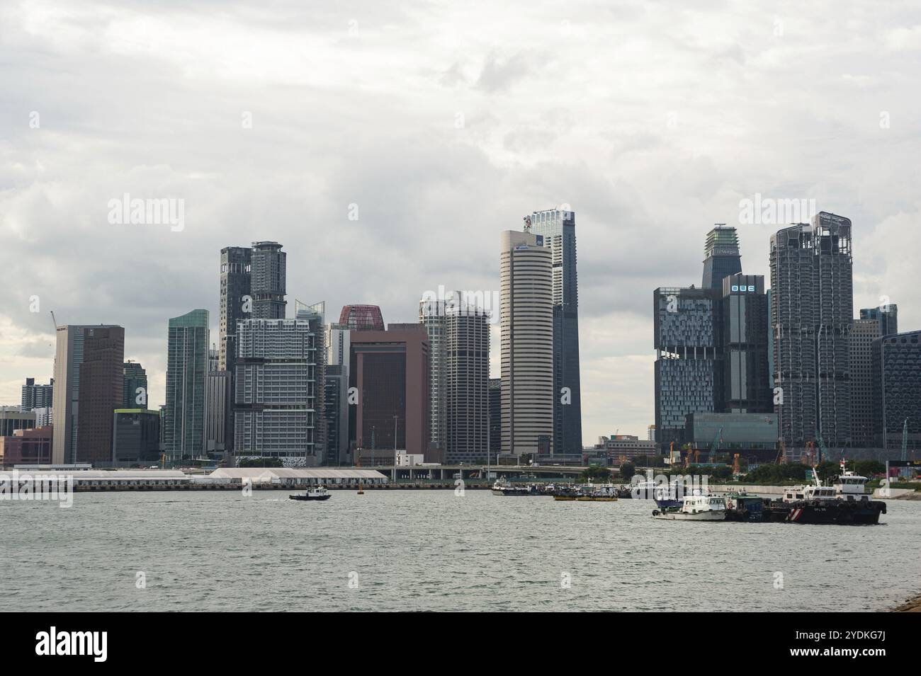 11.12.2020, Singapour, République de Singapour, Asie, les bateaux mouillent devant les gratte-ciel du quartier des affaires et des finances le long de Shenton Way Banque D'Images