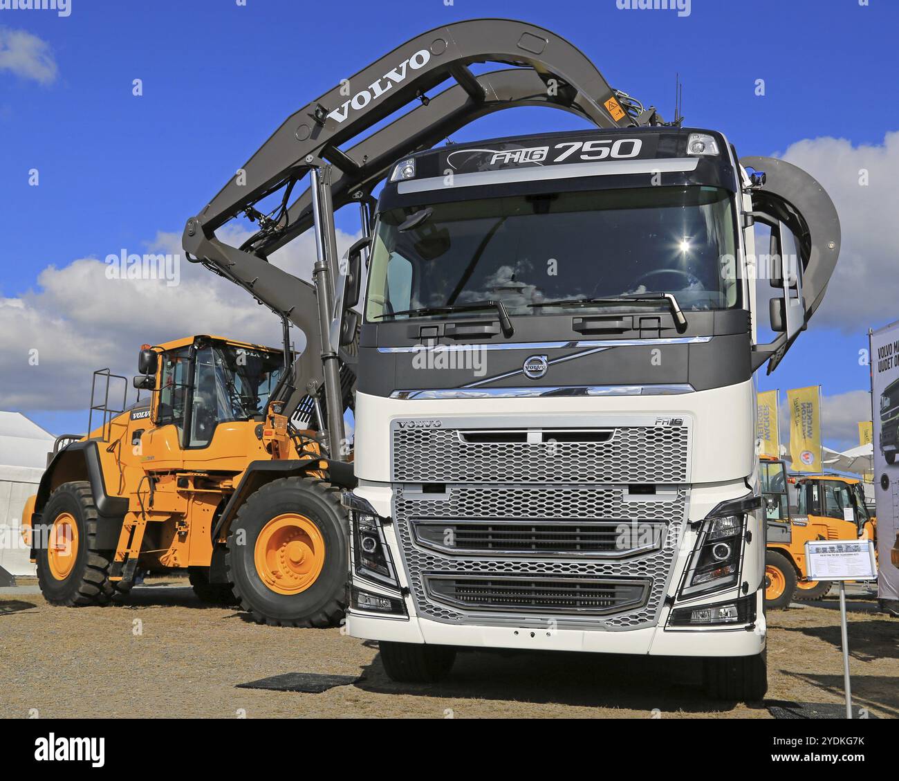 HYVINKAA, FINLANDE, 11 SEPTEMBRE 2015 : Volvo FH16 750 et chargeuse sur pneus Volvo avec grappins à grumes exposés au MAXPO 2015 Banque D'Images