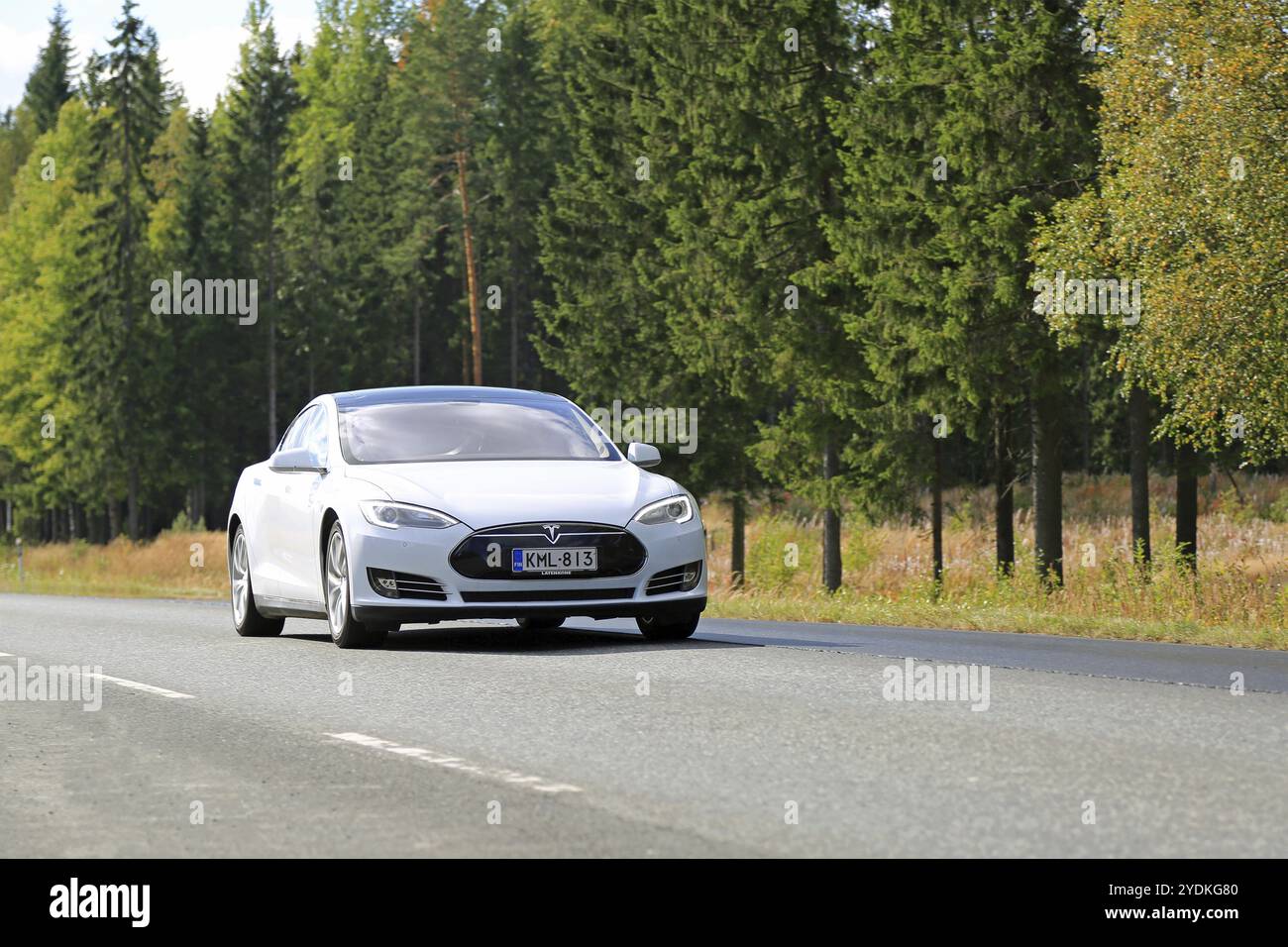 HUMPPILA, FINLANDE, 12 SEPTEMBRE 2015 : Tesla Model S voiture électrique sur la route. La technologie de pilote automatique de Tesla est sur le point d'obtenir une mise à jour clé Banque D'Images
