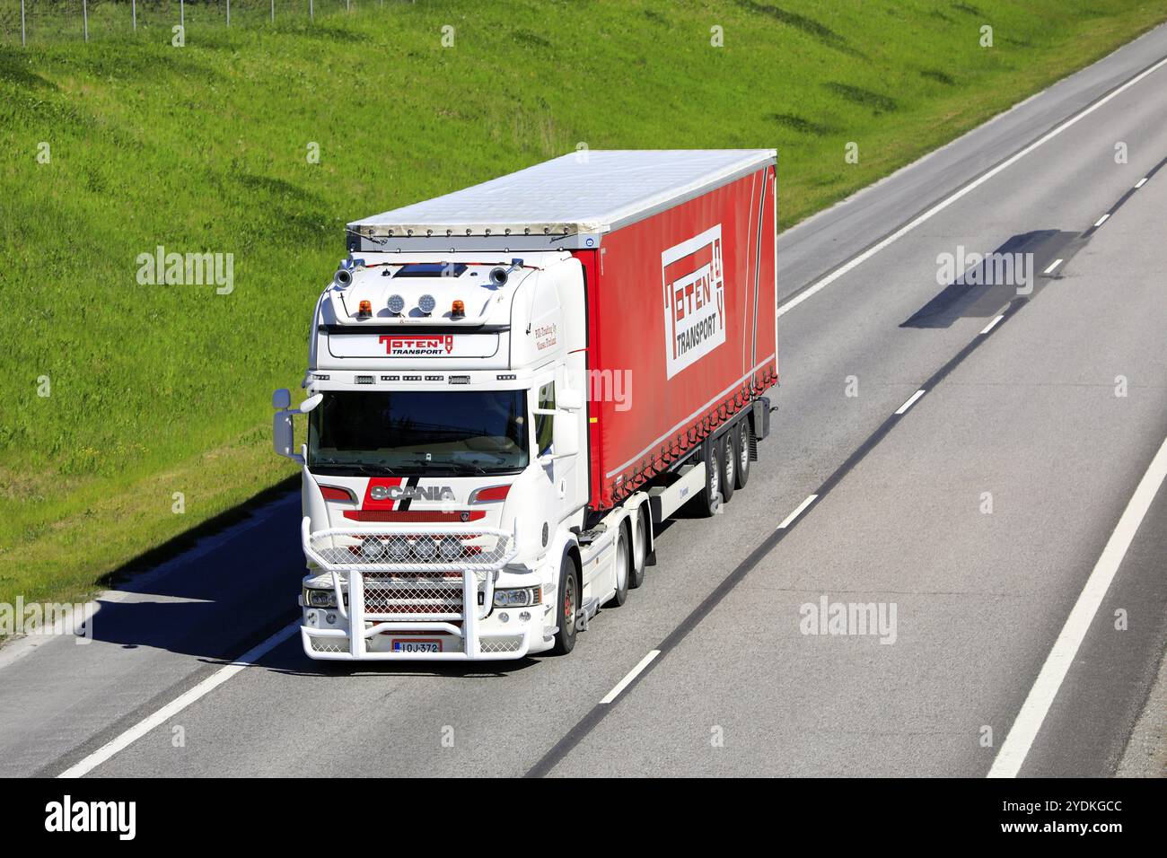 Blanc et rouge Scania R560 semi-remorque camion Toten transport Oy transporte des marchandises le long de l'autoroute avec un trafic lent. Salo, Finlande. 12 juin 2020 Banque D'Images