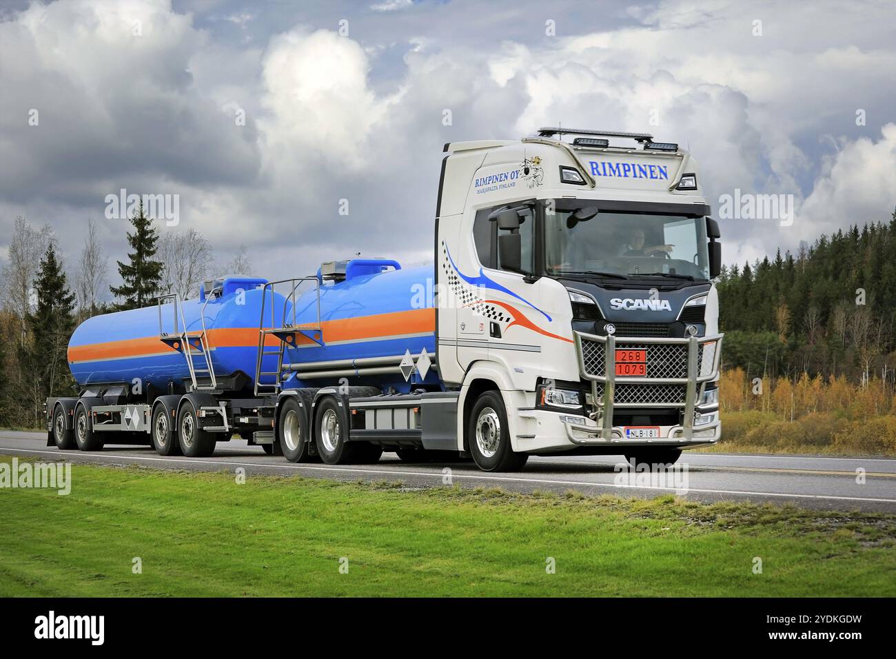 Nouveau camion-citerne SCANIA S de Kuljetusliike Rimpinen Oy avec chargement de dioxyde de soufre, ADR 268-1079 sur la route. Forssa, Finlande. 16 octobre 2020 Banque D'Images