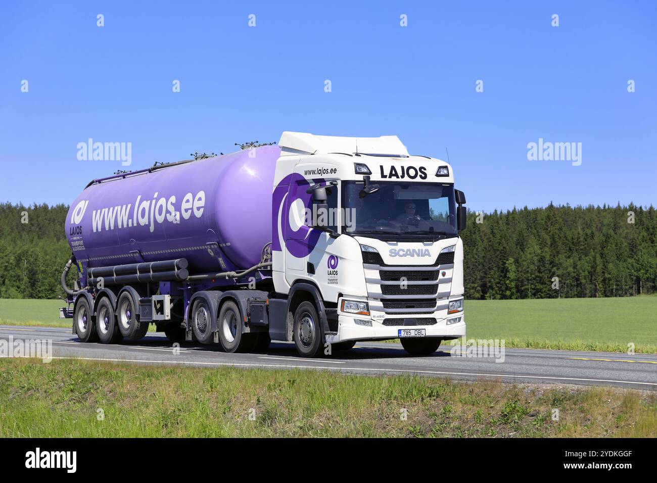 Camion semi-citerne blanc SCANIA R450 de Lajos pour le transport en vrac sur la route 2 en été, fond de ciel bleu. Jokioinen, Finlande. 15 juin 2020 Banque D'Images