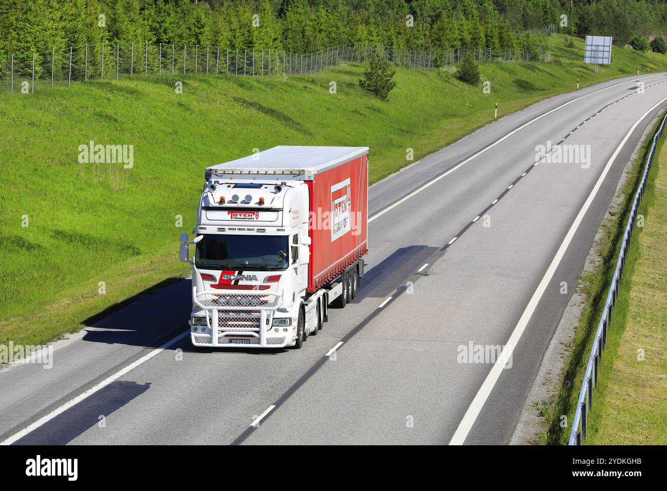 Blanc et rouge Scania R560 semi-remorque camion Toten transport Oy transporte des marchandises le long de l'autoroute avec un trafic lent. Salo, Finlande. 12 juin 2020 Banque D'Images