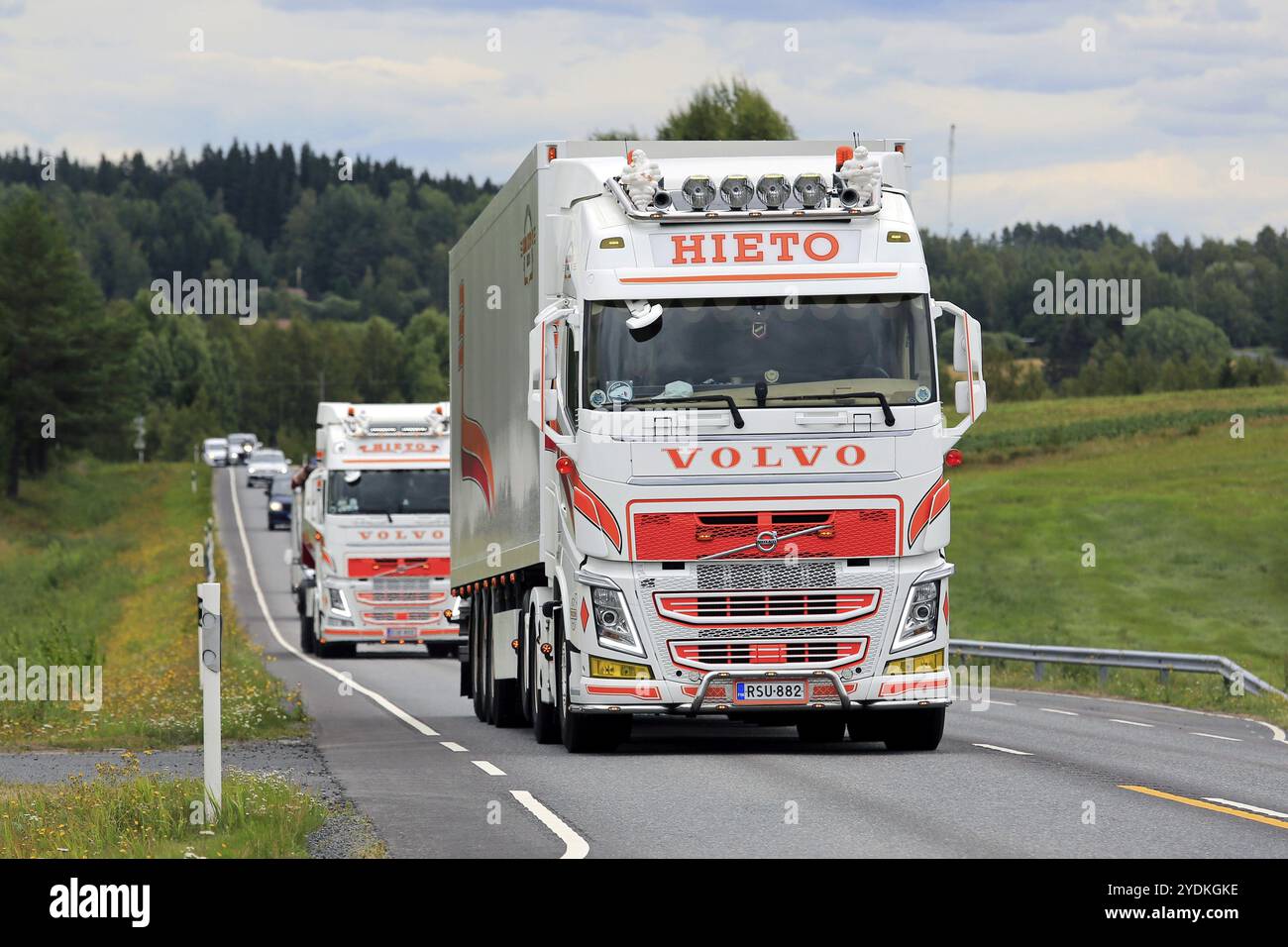 IKAALINEN, FINLANDE, 12 AOÛT 2018 : deux camions de fret Volvo FH colorés de Jarmo Hieto Oy sur la route revenant du Power Truck Show 2018 Banque D'Images