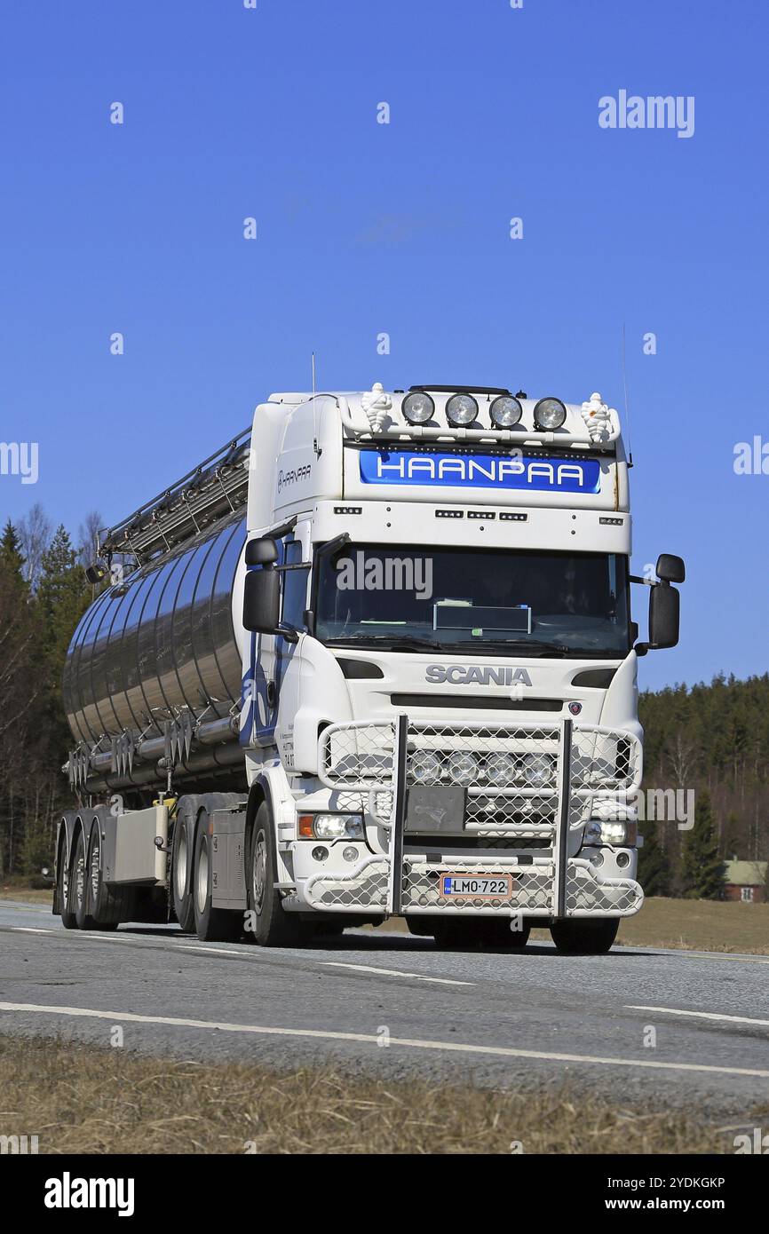 JOKIOINEN, FINLANDE, 1er MAI 2017 : camion semi-réservoir SCANIA blanc personnalisé avec barre de taureau et accessoires d'éclairage pour Haanpaa sur la route par une journée ensoleillée Banque D'Images