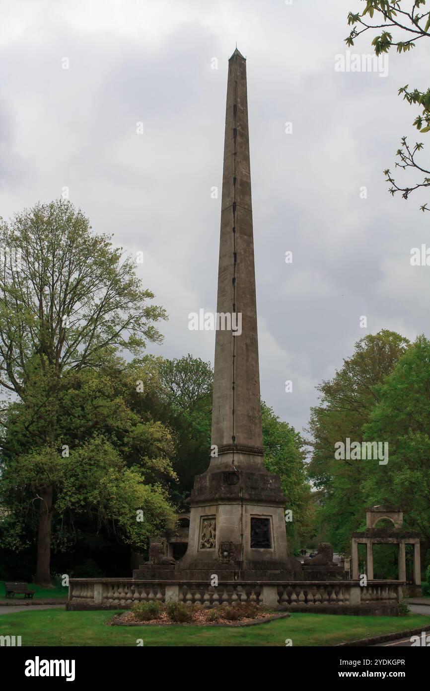 25 avril 2024 L'obélisque commémorant l'arrivée de la princesse Victoria en 1837 situé dans le Royal Victoria Park à Bath Somerset Angleterre à la fin Banque D'Images