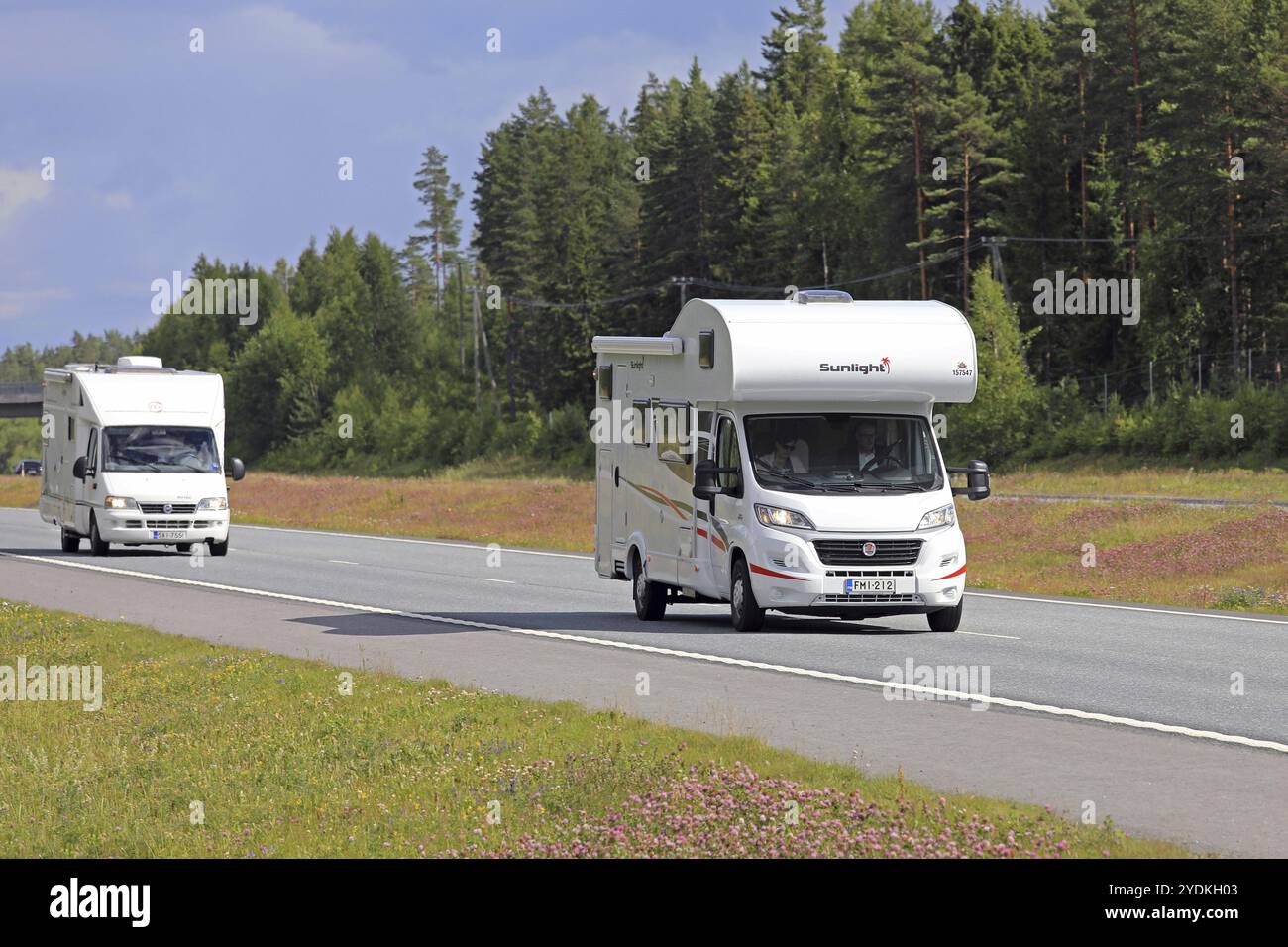 SALO, FINLANDE, 22 JUILLET 2017 : Sunlight et camping-cars ROTEC sur autoroute par une journée ensoleillée d'été dans le sud de la Finlande Banque D'Images