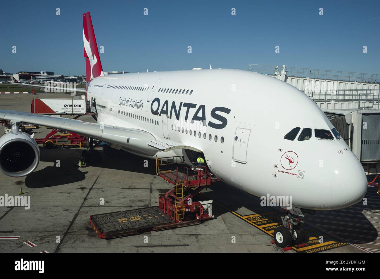 28.09.2019, Sydney, Nouvelle-Galles du Sud, Australie, Un Airbus A380-800 de Qantas stationne à la porte d'embarquement de l'aéroport international Kingsford Smith Banque D'Images