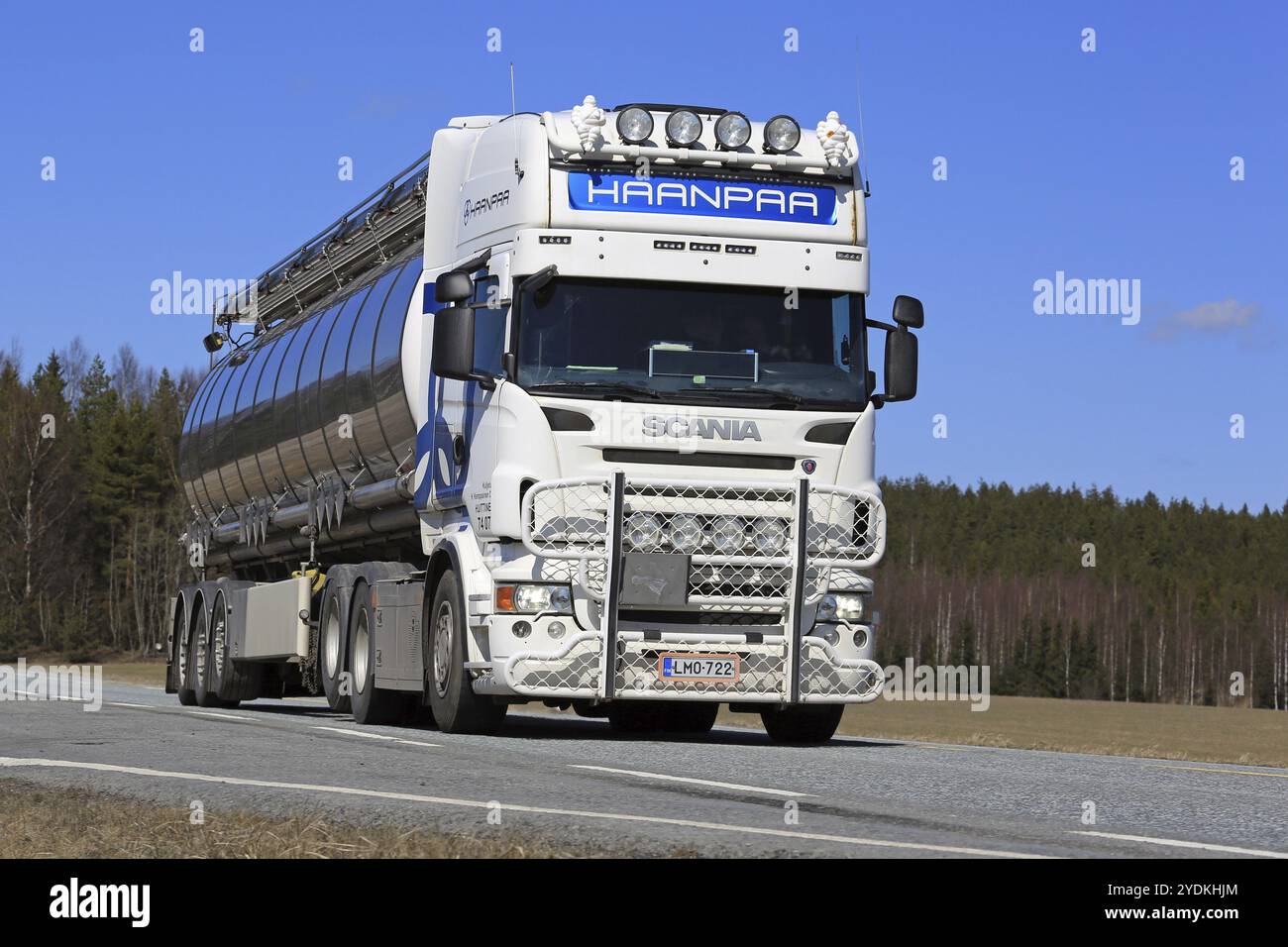 JOKIOINEN, FINLANDE, 1er MAI 2017 : camion semi-réservoir SCANIA blanc personnalisé de Kuljetus H Kemppainen avec barre de taureau et accessoires d'éclairage pour Haanpaa o Banque D'Images