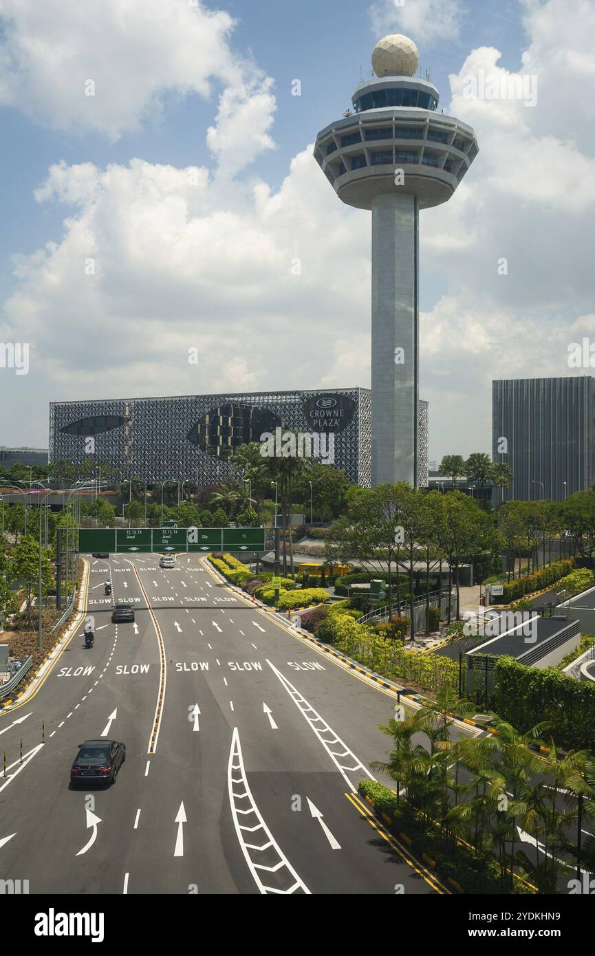 18.04.2019, Singapour, République de Singapour, Asie, vue surélevée de la tour de contrôle et de l'hôtel Crown Plaza à l'aéroport de Changi, Asie Banque D'Images