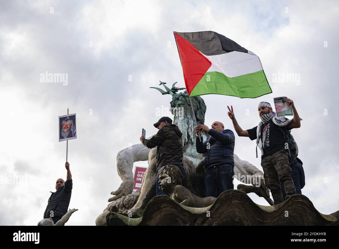 04.11.2023, Berlin, Allemagne, Europe, plus de 8000 participants manifestent leur solidarité et prennent part à une manifestation pour la Palestine et contre Israël Banque D'Images