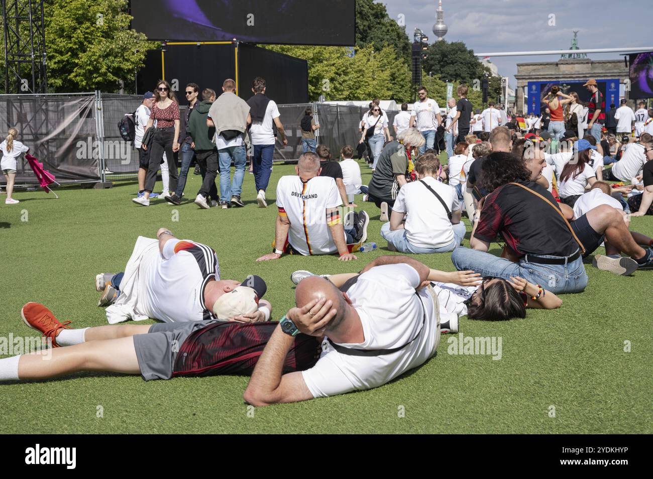 05.07.2024, Berlin, Allemagne, Europe, fans de l'équipe nationale allemande de football sur le fan mile lors de la visite publique le long de la Strasse des 17. Juni In Banque D'Images