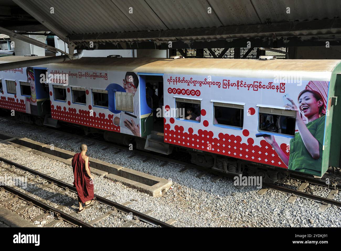 10.04.2014, Yangon, République de l'Union du Myanmar, Asie, Un train de banlieue Circle Line transportant des passagers attend sur un quai de l'ancienne capitale Banque D'Images