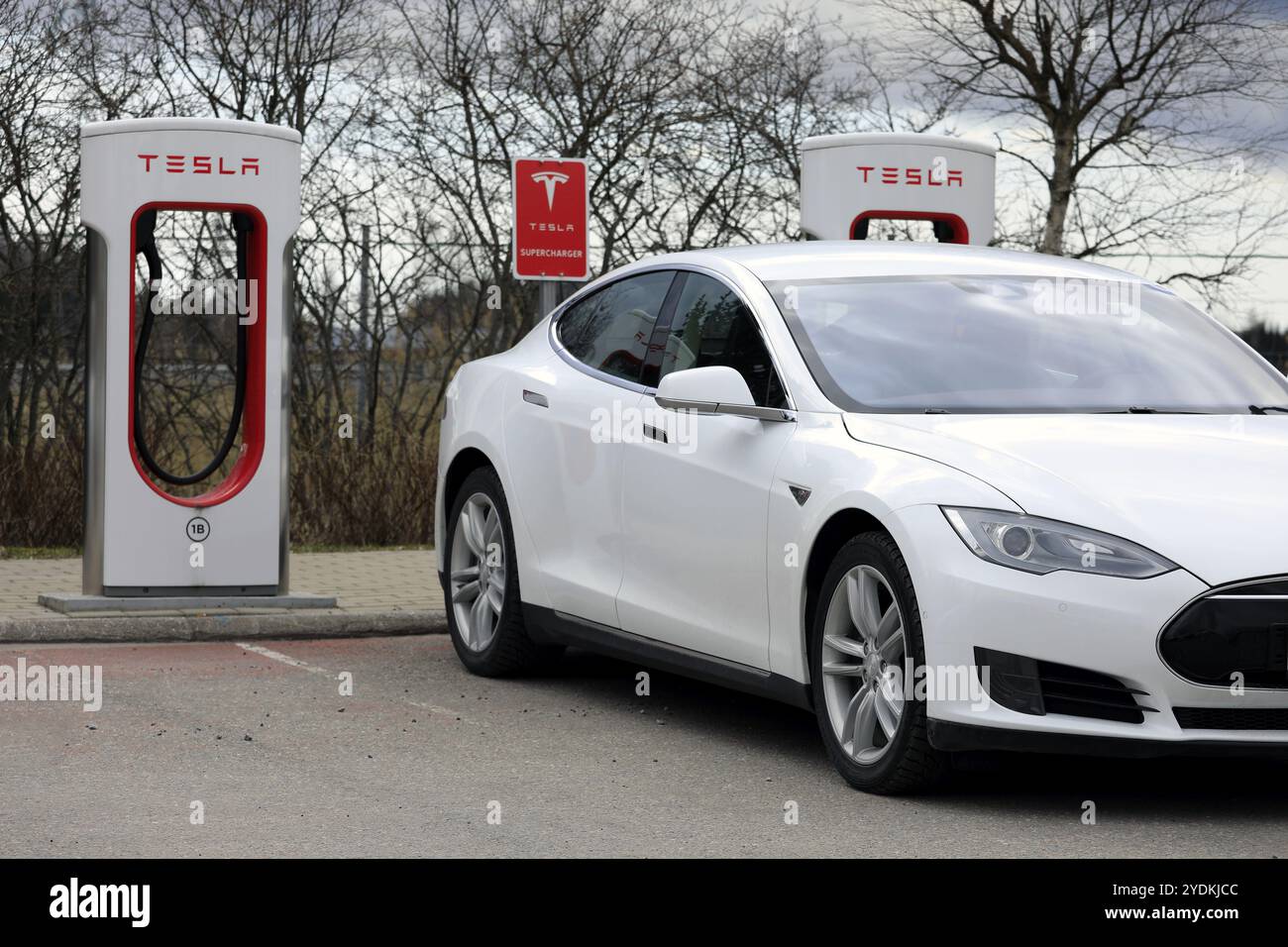 La voiture électrique White Tesla Model S se recharge à la station Supercharger un jour de printemps à Paimio, Finlande, 28 avril 2018, Europe Banque D'Images