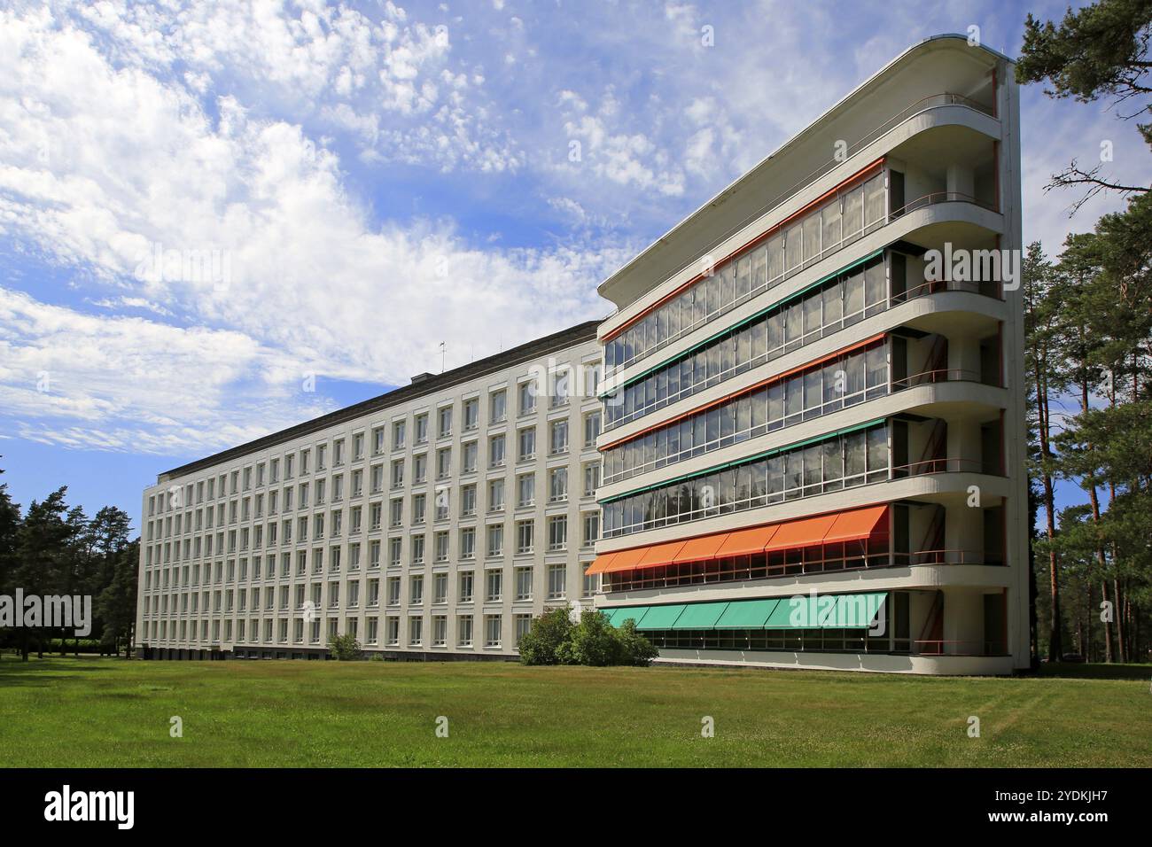 Le Sanatorium de Paimio, conçu par l'architecte finlandais Alvar Aalto et achevé en 1933, par une journée ensoleillée d'été. Paimio, Finlande. 21 juin 2019 Banque D'Images