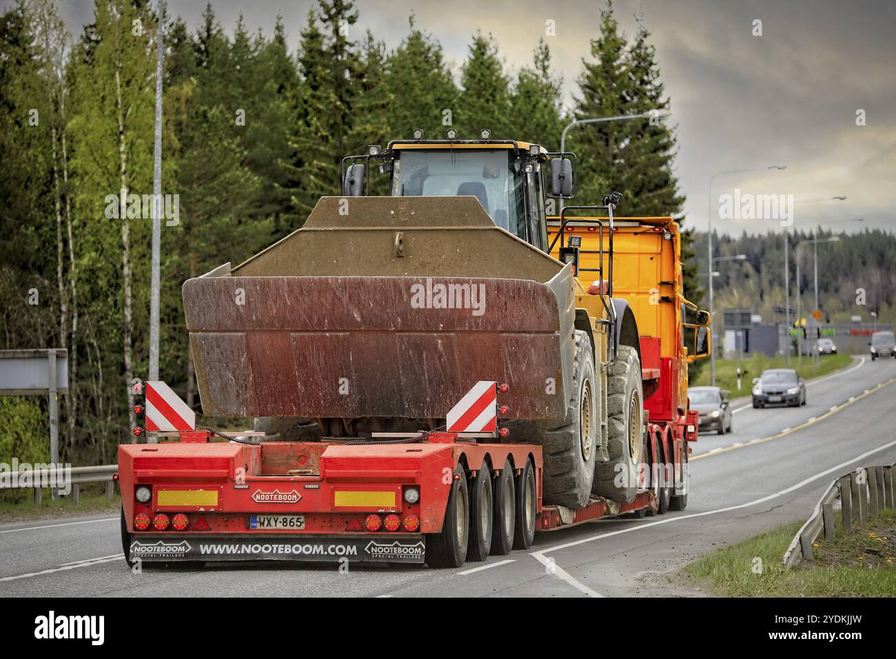 Le camion Scania du groupe PHP transporte une chargeuse sur pneus Cat sur une remorque à col de cygne Nooteboom sur l'autoroute 2. Jokioinen, Finlande. 14 mai 2021 Banque D'Images