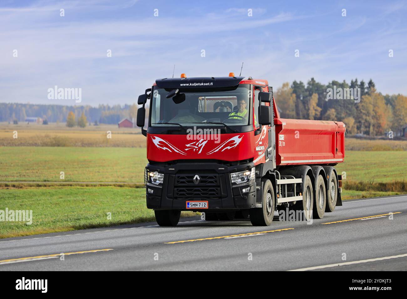 Rouge Renault Trucks C camion benne Sami Makinen sur la route 10 par une belle journée d'automne. Jokioinen, Finlande. 2 octobre 2020 Banque D'Images