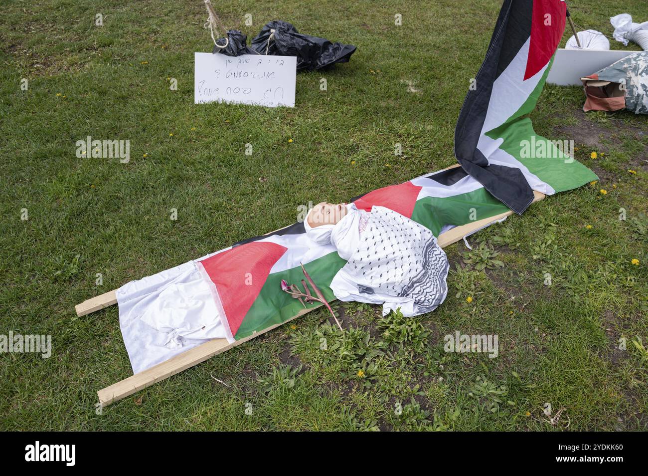 23.04.2024, Berlin, Allemagne, Europe, camp de protestation de manifestants pro-palestiniens et de militants pacifistes avec des tentes et des drapeaux palestiniens dans un pré Banque D'Images