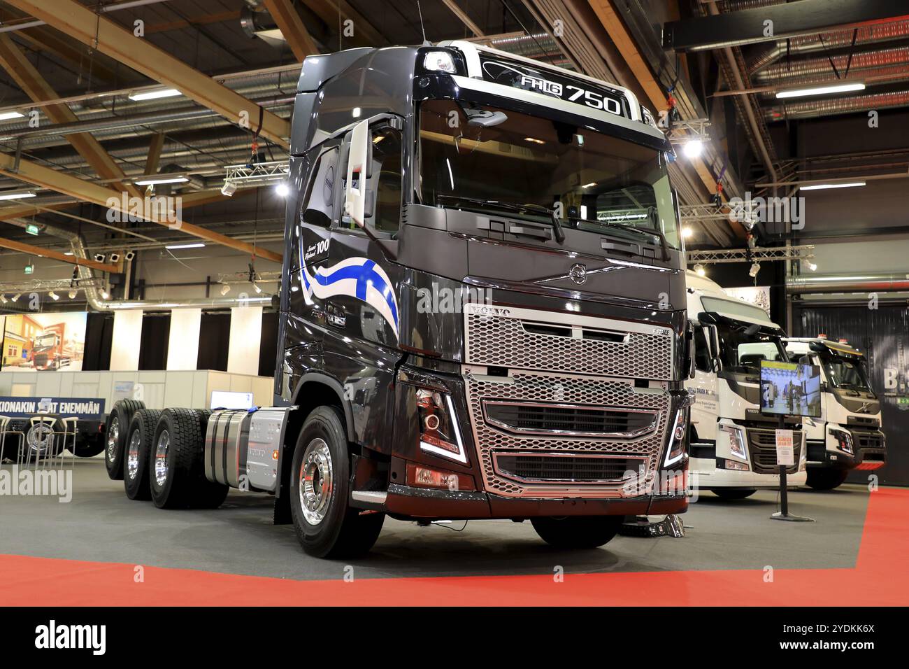 JYVASKYLA, FINLANDE, le 18 MAI 2017 : camion lourd Volvo FH16 750 avec I-SHIFT exposé sur Kuljetus 2017, un événement professionnel pour le transport an Banque D'Images