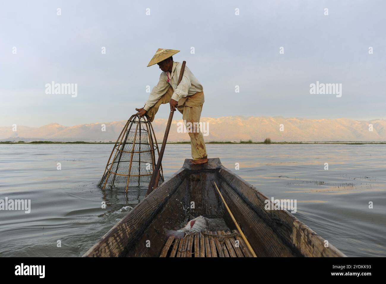 05.03.2014, Nyaung Shwe, État Shan, Myanmar, Asie, un pêcheur traditionnel avec son panier de pêche sur la rive nord du lac Inle. Le lac est lo Banque D'Images