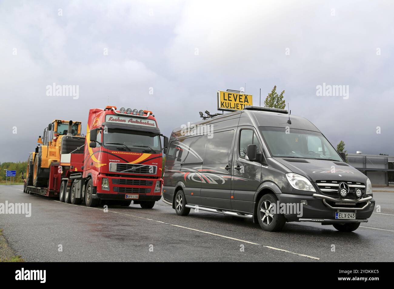 FORSSA, FINLANDE, 4 SEPTEMBRE 2016 : Mercedes-Benz Sprinter et Volvo FH semi-camion transportant une chargeuse sur pneus en surdimensionnement stationnée Banque D'Images