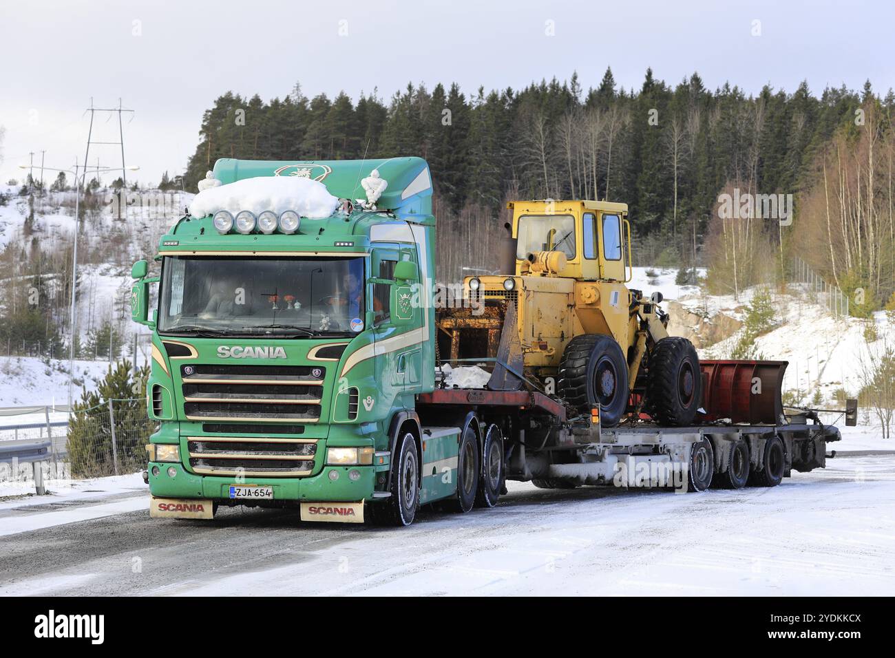 Salo, Finlande, 9 mars 2019 : camion vert Scania avec remorque Noteboom à chargeur bas transportant une ancienne chargeuse sur pneus prête pour le transport un jour d'hiver, UE Banque D'Images