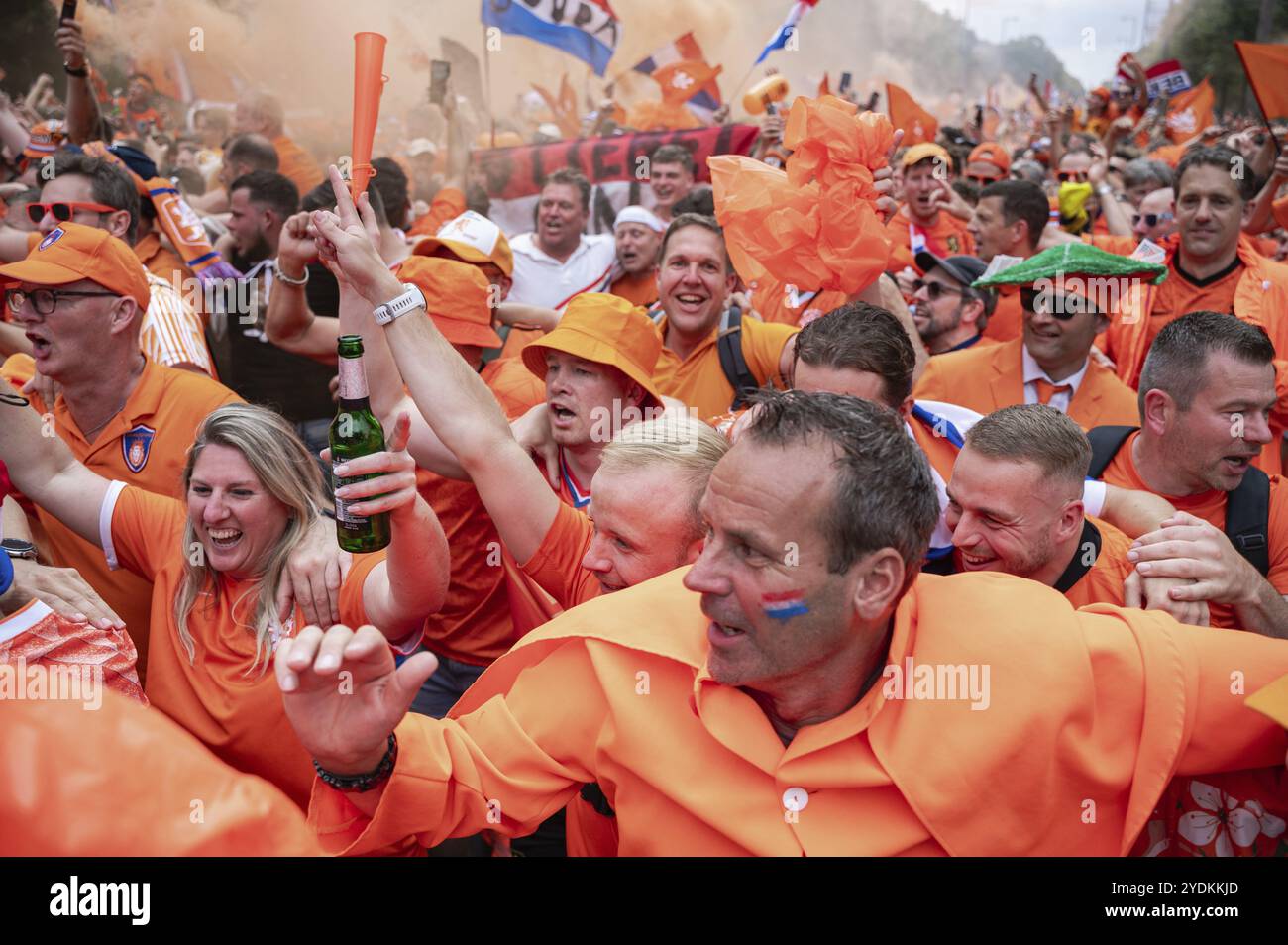 06/07/2024, Berlin, Allemagne, Europe, les fans de l'équipe nationale néerlandaise de football célèbrent une marche des fans devant le match des quarts de finale contre Turk Banque D'Images