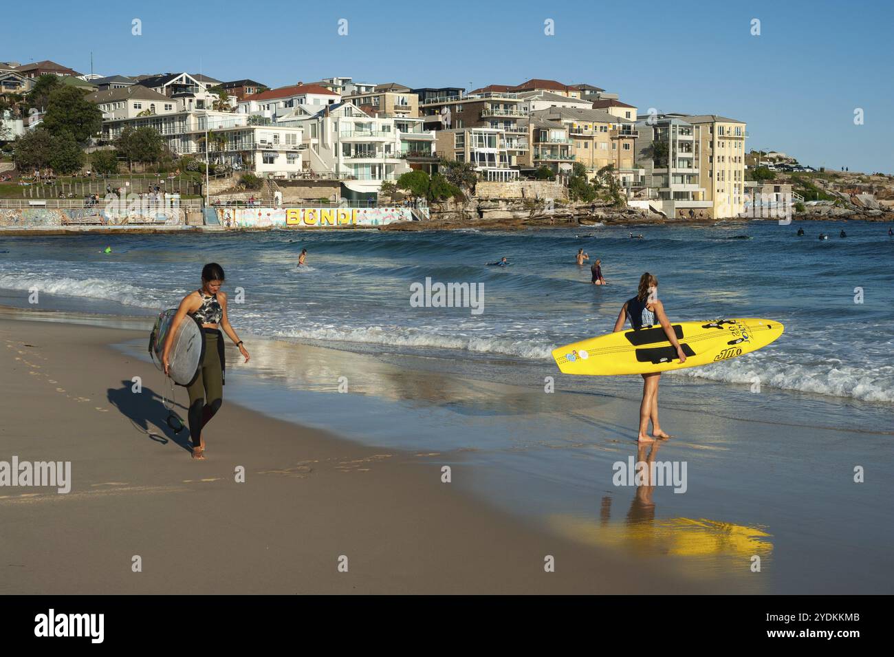 21.09.2018, Sydney, Nouvelle-Galles du Sud, Australie, deux jeunes surfeurs marchent le long de Bondi Beach avec leurs planches de surf sous les bras, Océanie Banque D'Images