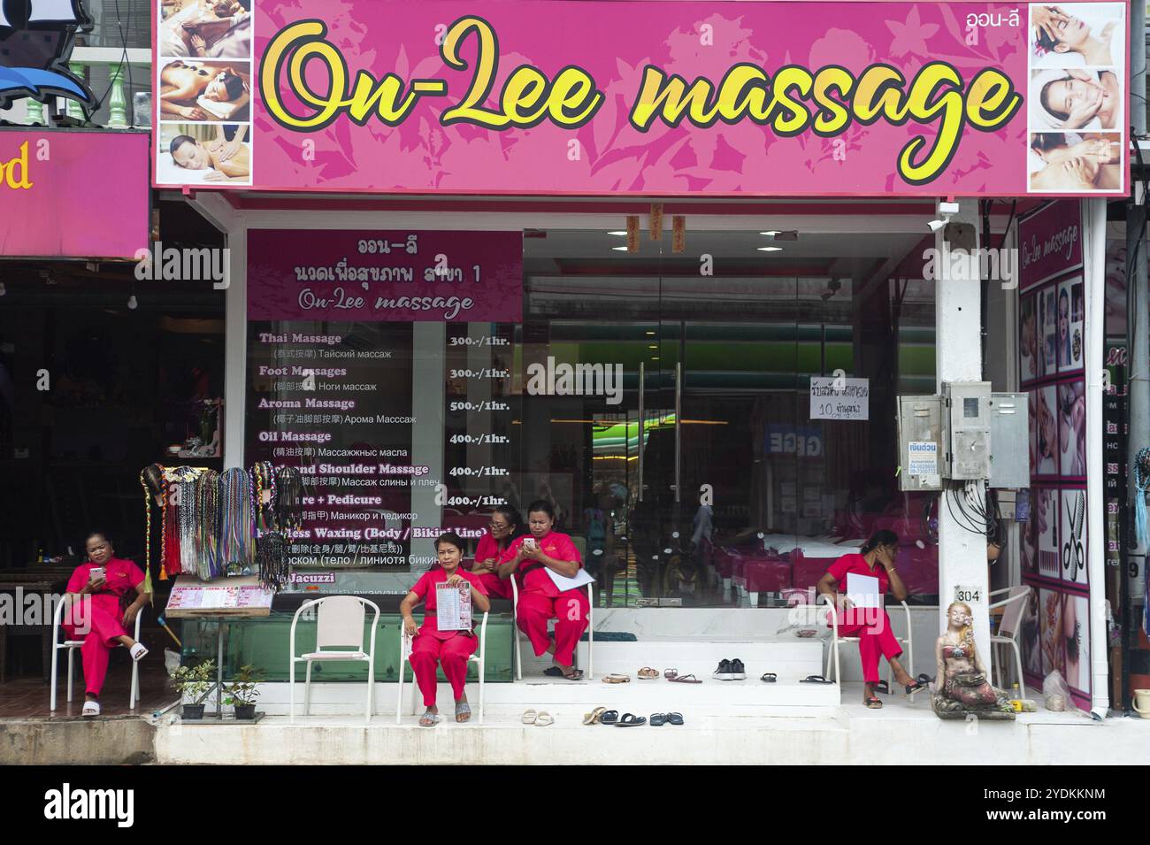 15.11.2019, Phuket, Thaïlande, Asie, masseuses attendent des clients devant un salon de massage à Karon, une destination populaire pour les touristes russes, Un Banque D'Images