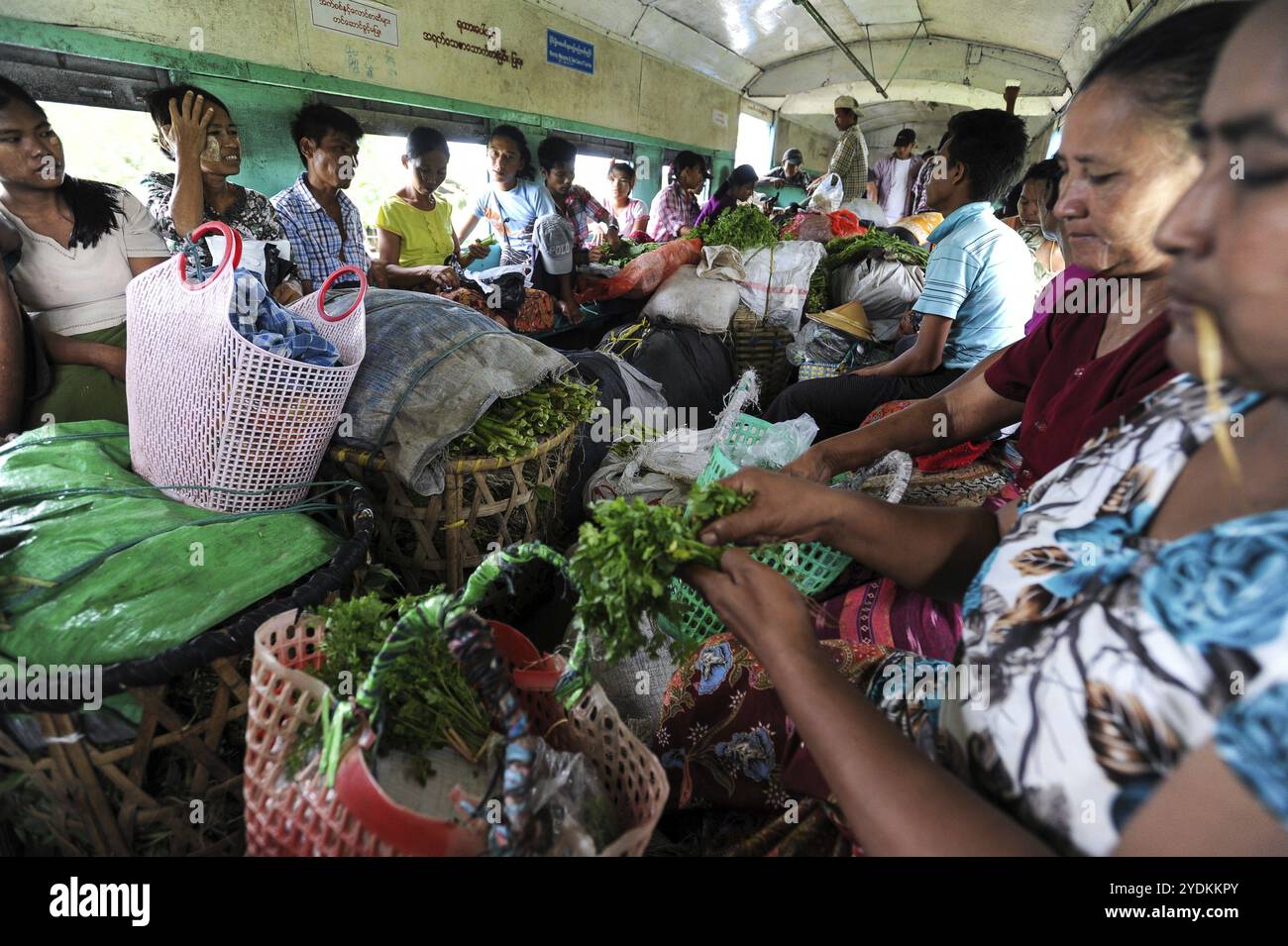 02.09.2013, Yangon, République de l'Union du Myanmar, Asie, les passagers sont assis entre leurs marchandises dans un compartiment de train du chemin de fer circulaire. Le loc Banque D'Images