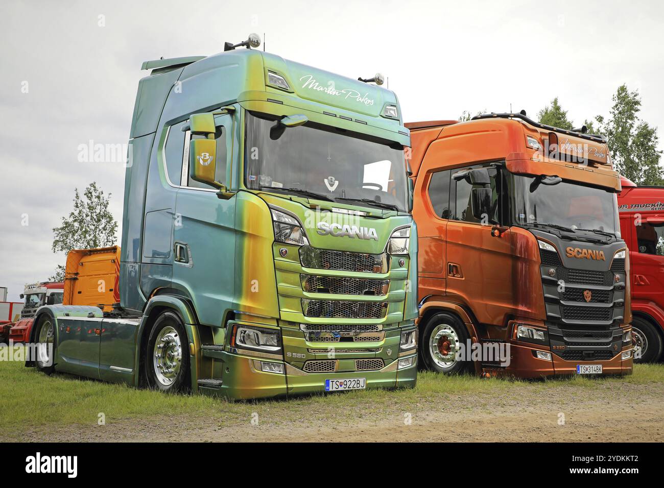 LOVIISA, FINLANDE, 1er JUILLET 2017 : deux super camions Scania S580 de nouvelle génération magnifiquement personnalisés de Martin Pakos exposés sur Riverside Truck se rencontrent Banque D'Images