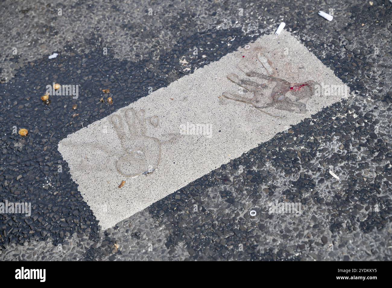 28/04/2023, Berlin, Allemagne, Europe, deux empreintes de mains, l'un d'eux avec des traces de sang, laissé sur l'asphalte avec de la supercolle après les manifestants climatiques Banque D'Images