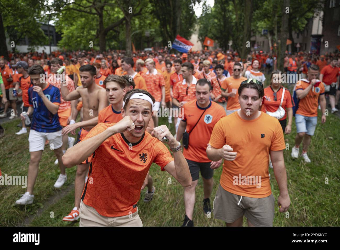 06/07/2024, Berlin, Allemagne, Europe, les fans de l'équipe nationale néerlandaise de football célèbrent une marche des fans devant le match des quarts de finale contre Turk Banque D'Images