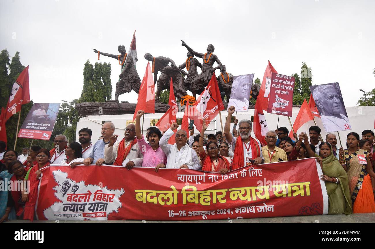 Patna, Inde. 26 octobre 2024. Patna, Bihar, Inde -Oct .26, 2024:le secrétaire général du CPI-ML Dipankar Bhattacharya avec des camarades du parti pendant 'Badlo Bihar Nyay Yatra' à Shaheed Smarak le 26 2024 octobre à Patna, Inde. (Photo de Santosh Kumar/Hindustan Times/Sipa USA ) crédit : Sipa USA/Alamy Live News Banque D'Images